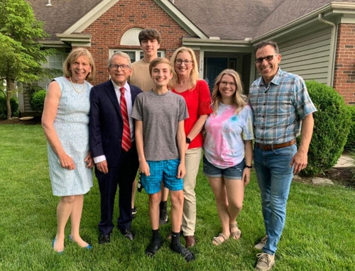 마이크 드와인 오하이오 주지사(왼쪽에서 두번째)와 코스텔로 가족[마이크 트와인 트위터]